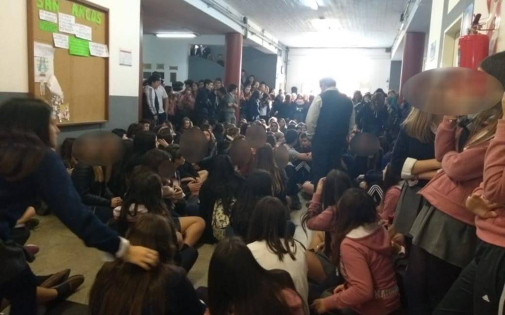 Sentada estudiantil en el Estrada tras desprendimiento del cielorraso en un aula