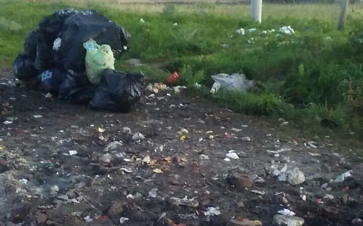 En Romero preocupan los desagües obstruidos  por la acumulación de basura