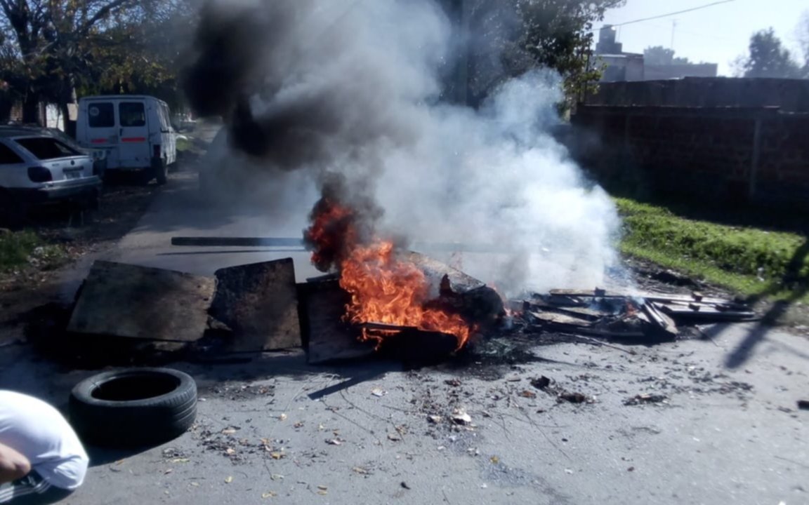  Piquete y hartazgo en Altos de San  Lorenzo por una calle que "no da más"
