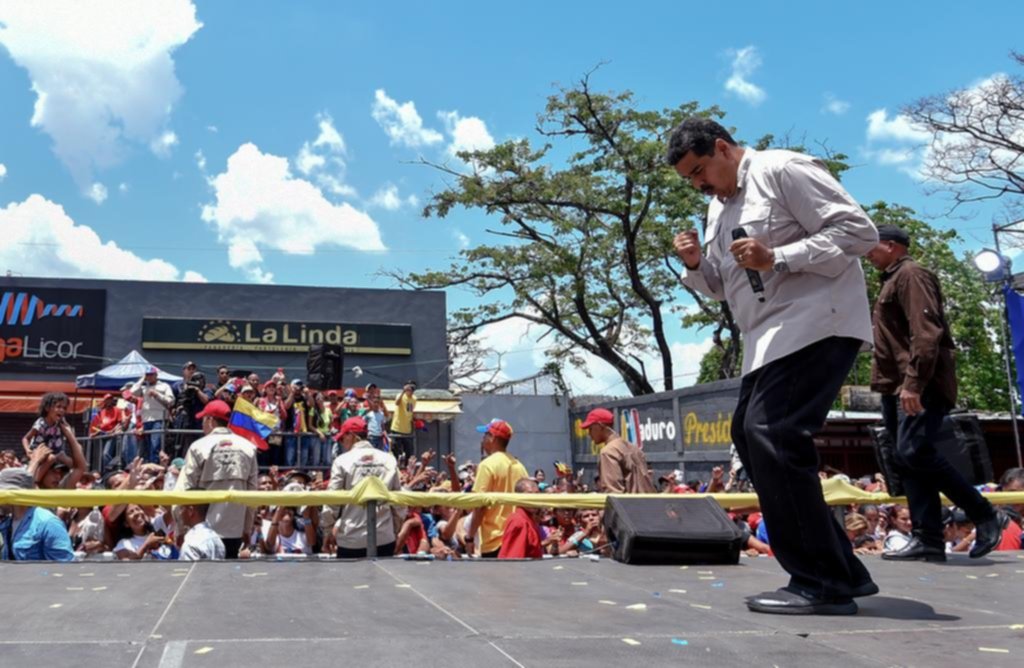 Ahora Maduro canta boleros, además de bailar, para animar su campaña electoral
