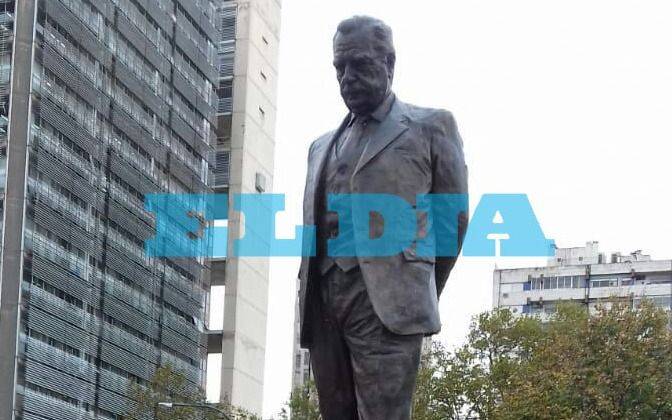 El monumento a Alfonsín, sin las placas: ¿por qué no las tiene?