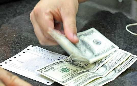 El dólar cerró con una suba de nueve centavos 