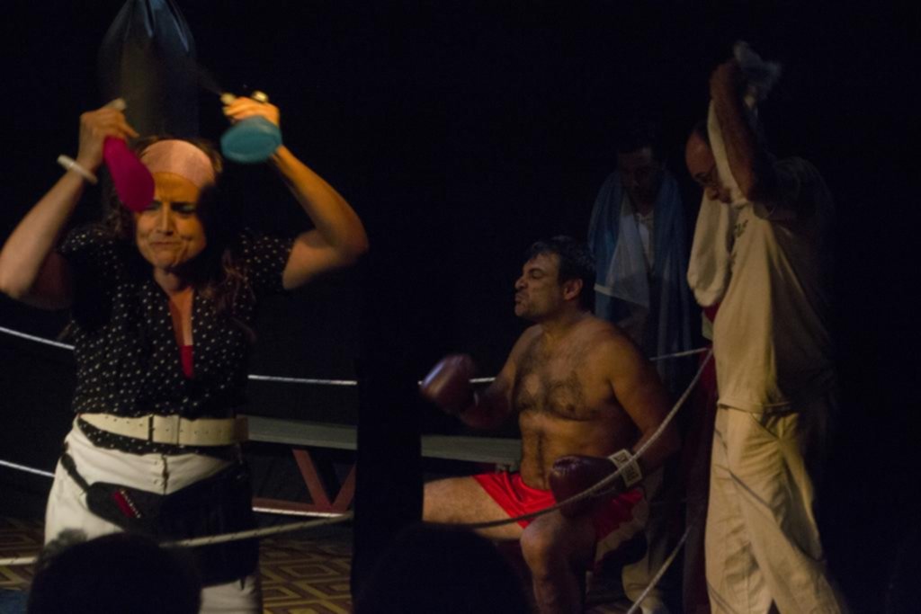 “Revancha spray”: se despide la obra que le da pelea a la tragedia absurda desde un ring de boxeo