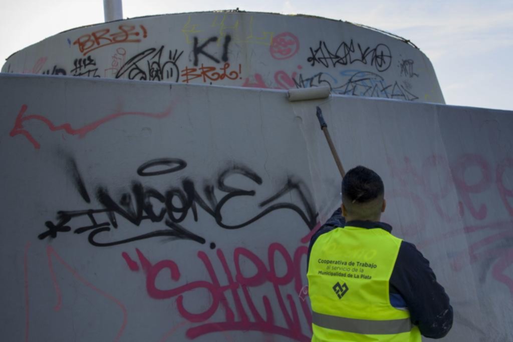 Recuperan el Monumento a la Bandera que estaba ganado por el vandalismo