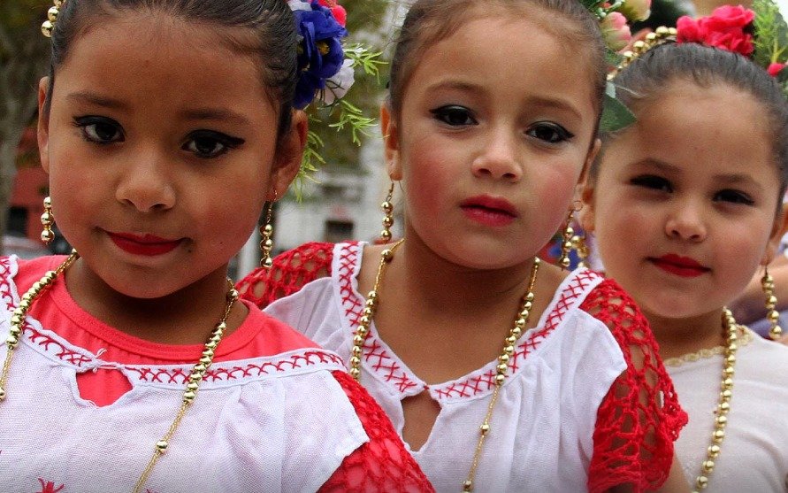 Con diversos espectáculos, se realiza el Festival del Paraguay en Plaza Islas Malvinas