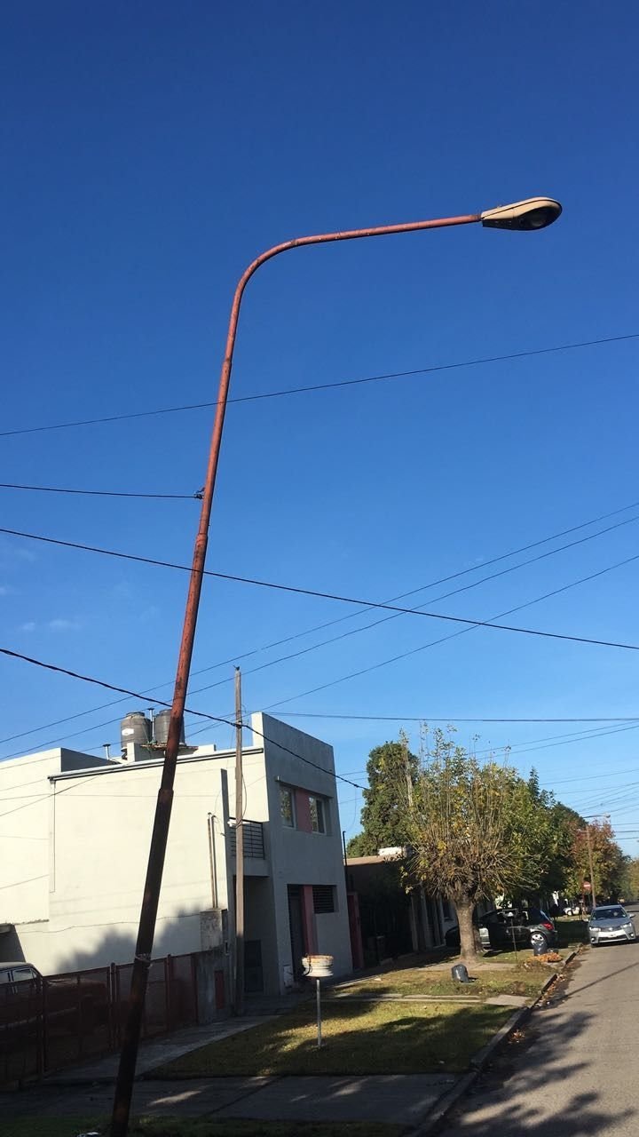  Preocupación por un poste de luz inclinado en San Carlos