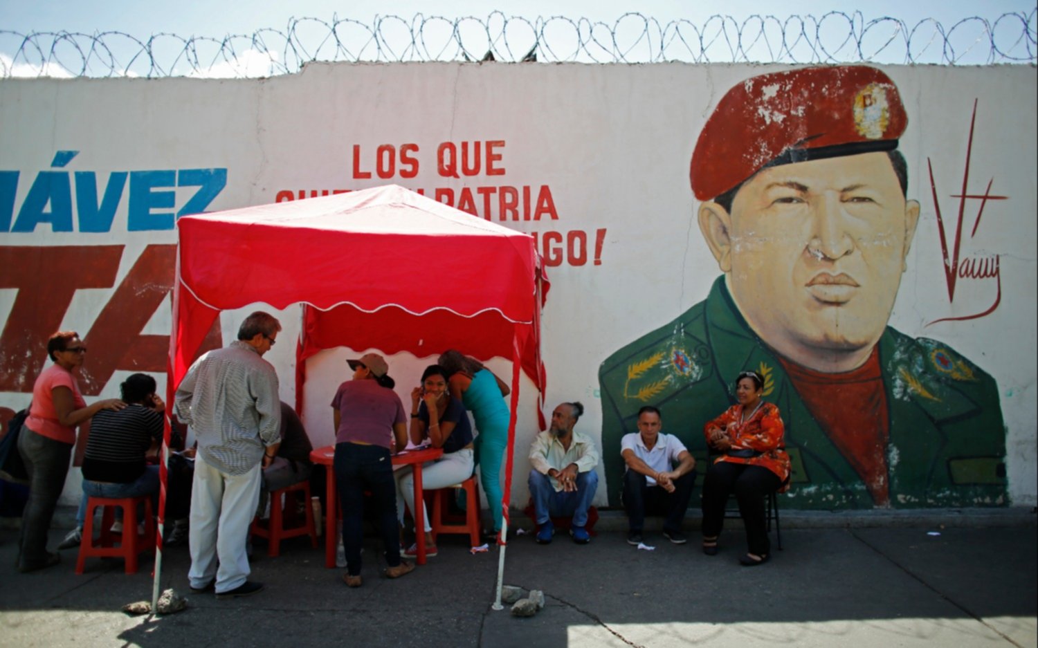 Opositores a Maduro denuncian irregularidades  y afirman que es baja la participación