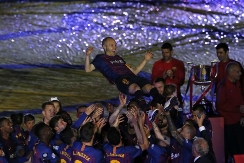 Iniesta se despidió del Barça dentro del marco de una jornada emotiva y victoriosa