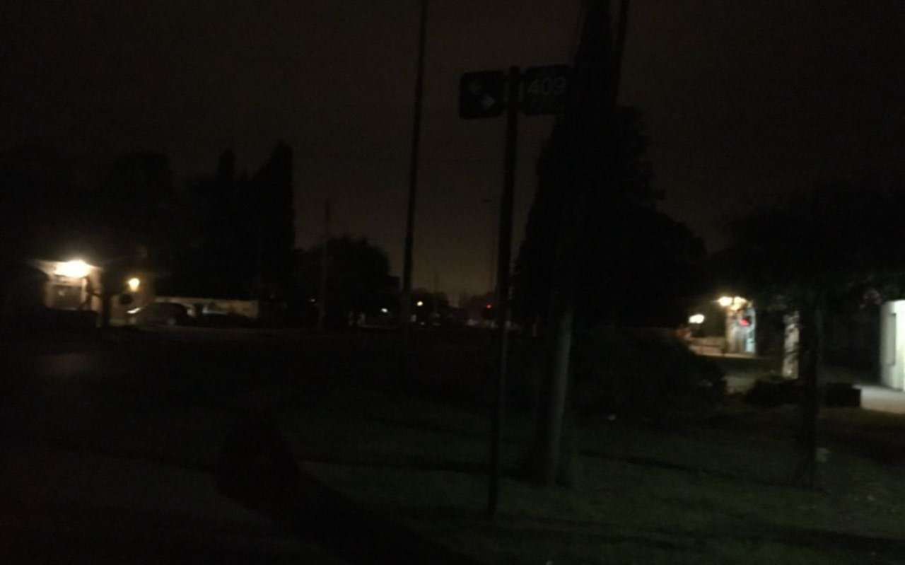 Quejas por luminarias apagadas en una zona de Villa Elisa