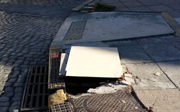 Preocupación por una alcantarilla sin tapa cerca de una rampa