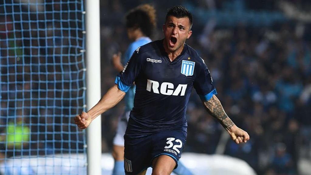 Por el “nueve”, la vista está puesta en el fútbol argentino