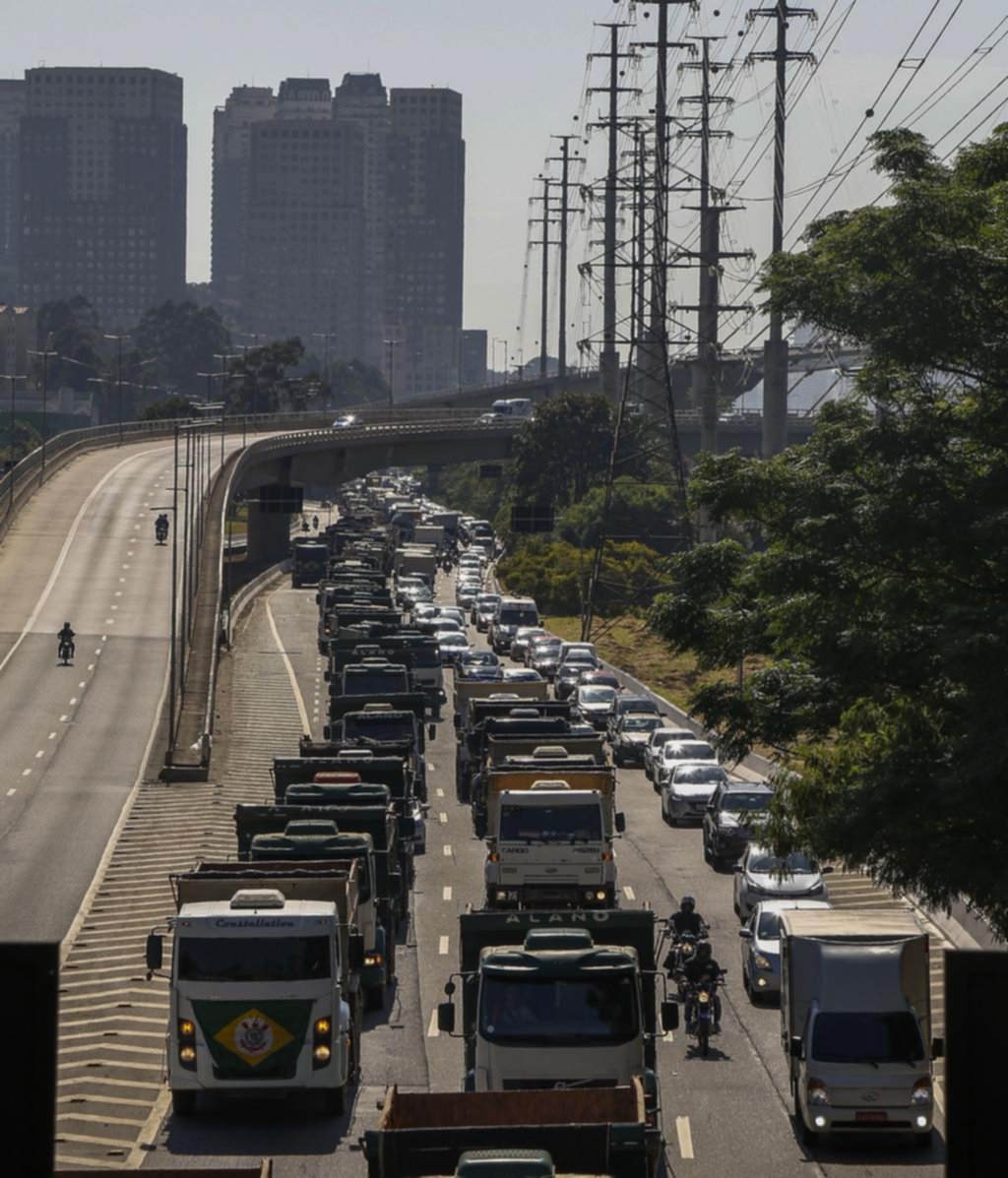 Brasil en vilo por un paro de camioneros y rutas cortadas