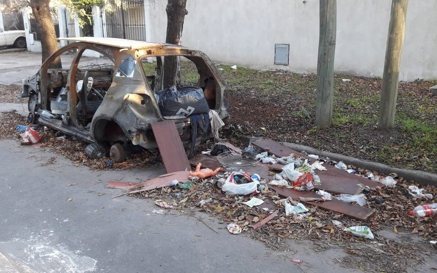 Auto abandonado e incendiado, basura acumulada  y ratas, el triste paisaje de 2 bis y 81