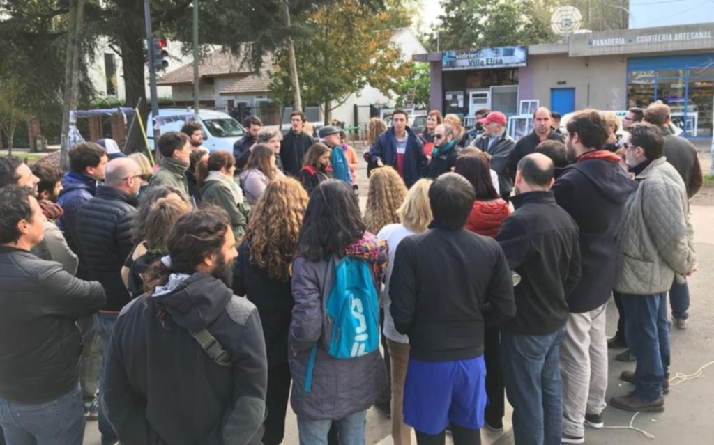 Piquete en Villa Elisa para pedir mejoras en las calles