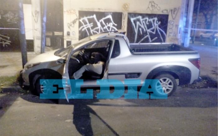 Horror en 17 y 53: apareció muerto con un tiro dentro de su camioneta chocada