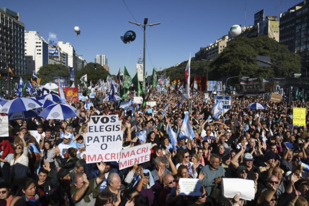 Grupos opositores conmemoraron la fiesta patria criticando al Gobierno y al FMI