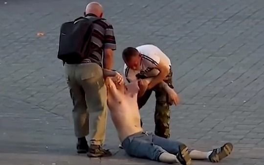 En Kiev: el terrible nocaut de un vendedor de bufandas a un hincha que lo molestaba