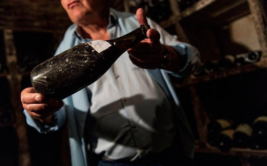 Subastan un vino de 250 años en Francia por más de 100 mil euros