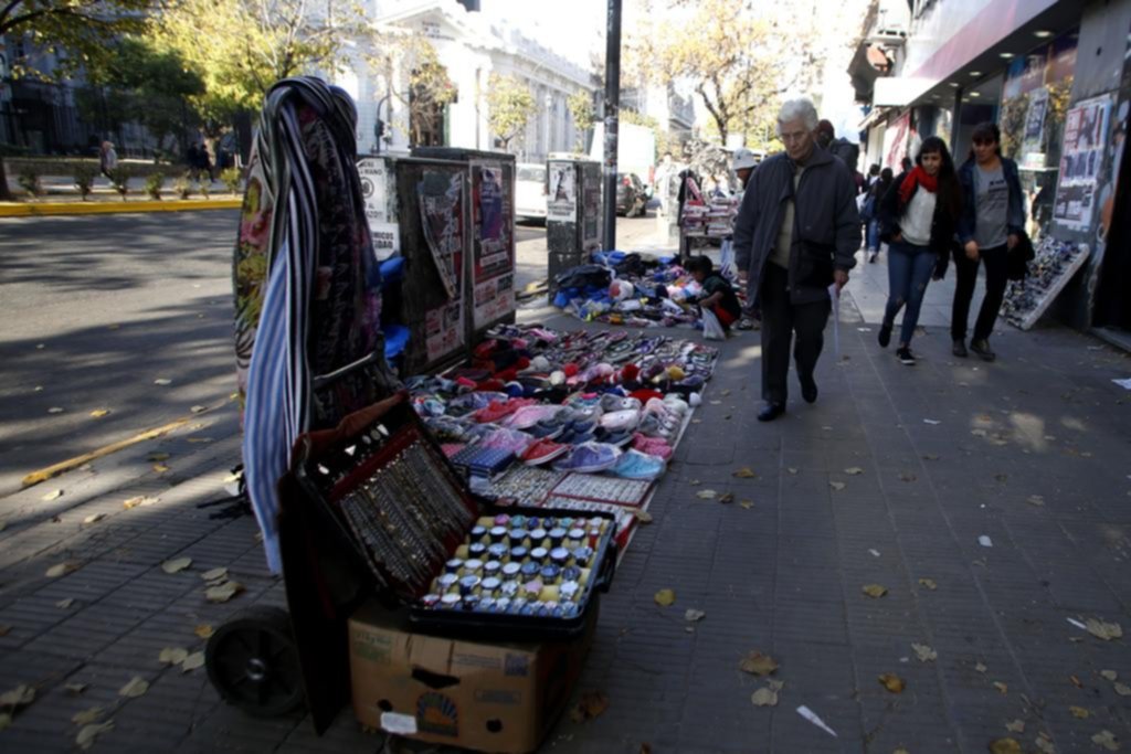 Mientras inscriben para ir a un predio, se expande la venta ambulante en el Centro