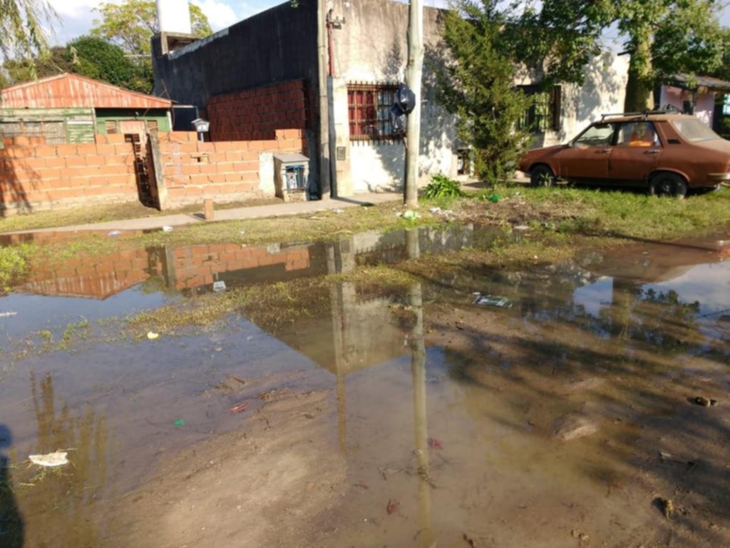 Enorme laguna en una esquina de Berisso