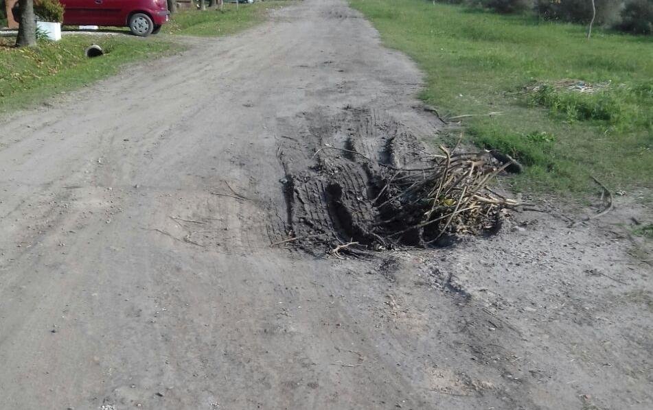 Pozos en calles de tierra en la periferia platense