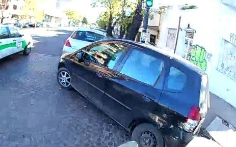 El Municipio sale a la caza de la doble fila, pero la perdonarán en las puertas de las escuelas
