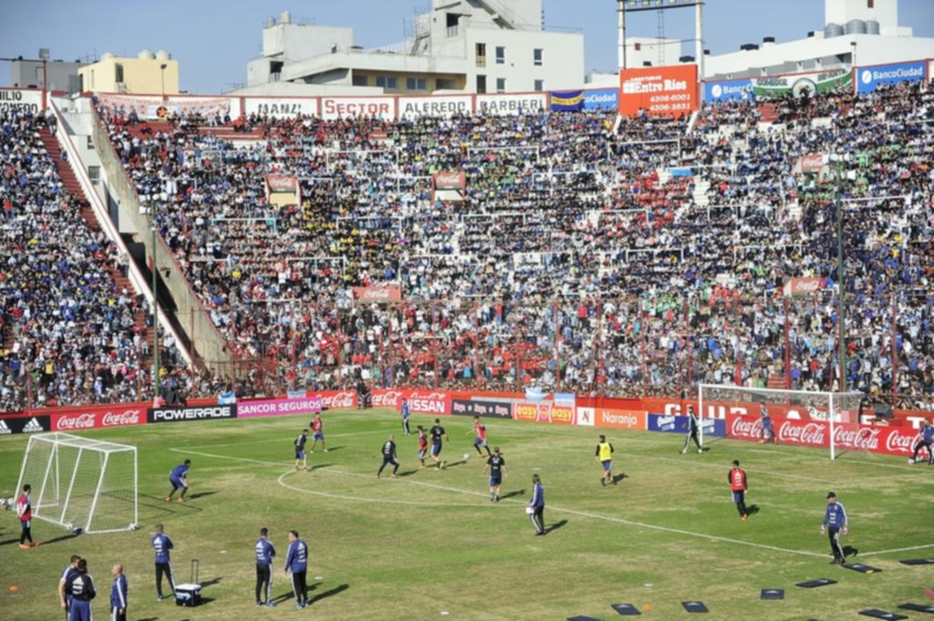 La Selección en Huracán, entre la calidez de los niños y el mal estado del campo