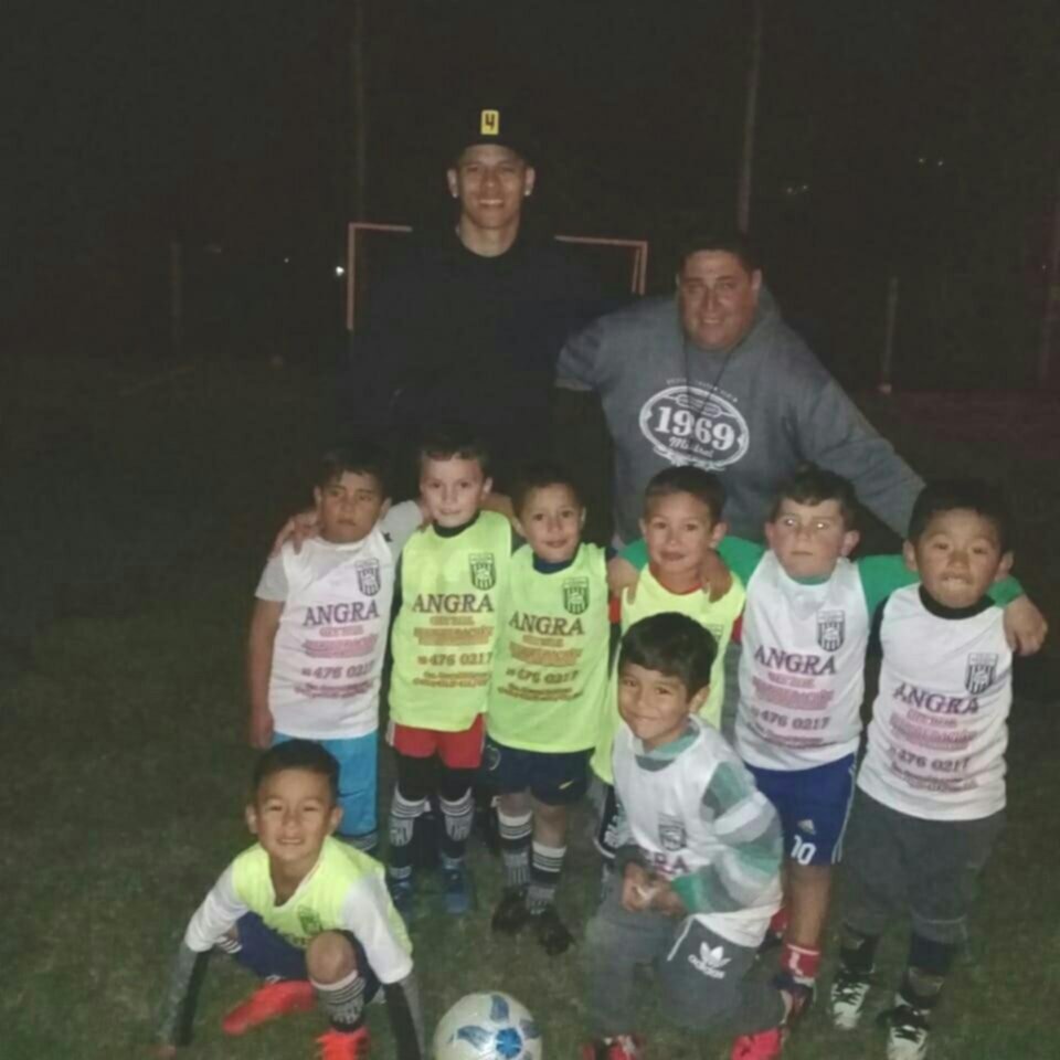 Marcos Rojo visitó a los chicos del Centro Recreativo San Martín de Tolosa