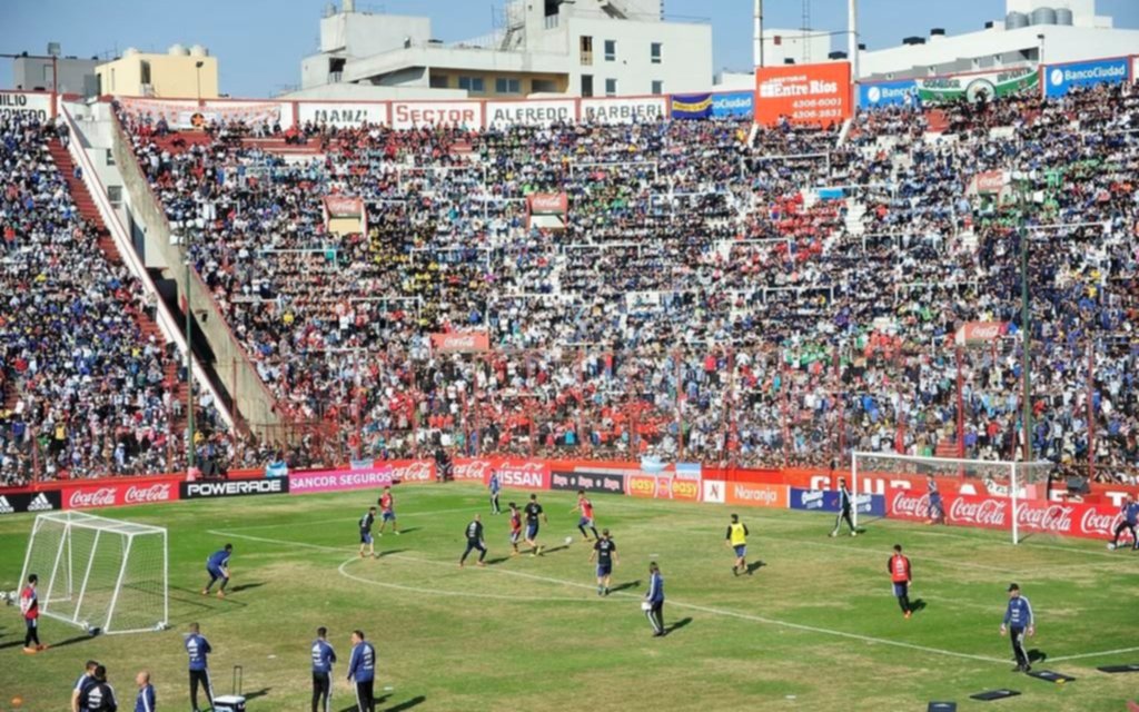 La Selección en Huracán, entre la calidez de los niños y el mal estado del campo