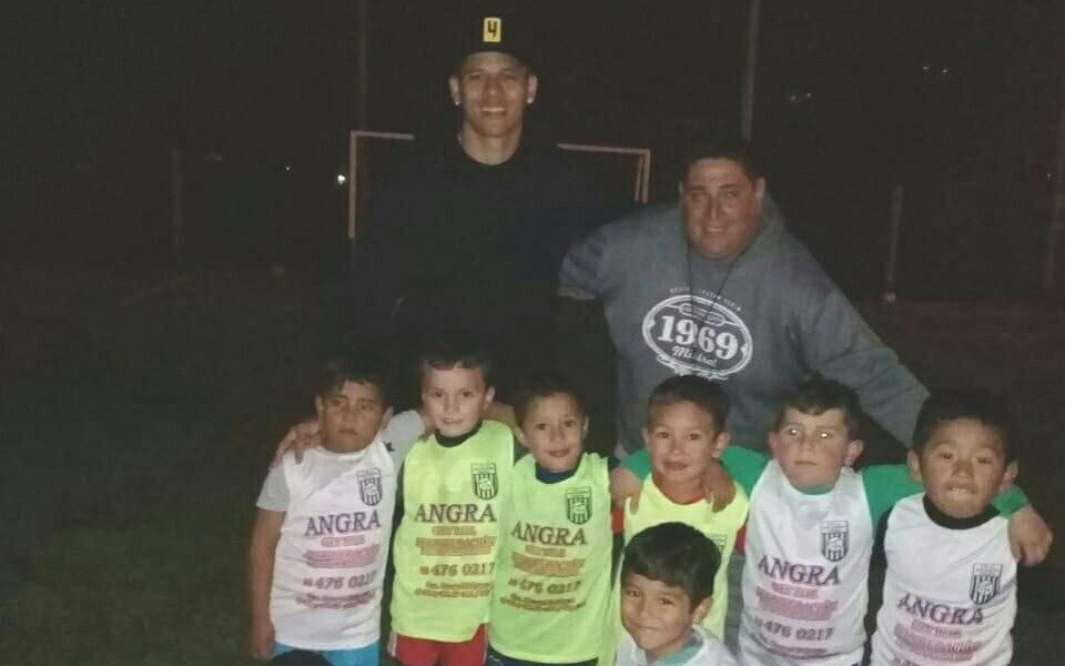 Marcos Rojo visitó a los chicos del Centro Recreativo San Martín de Tolosa