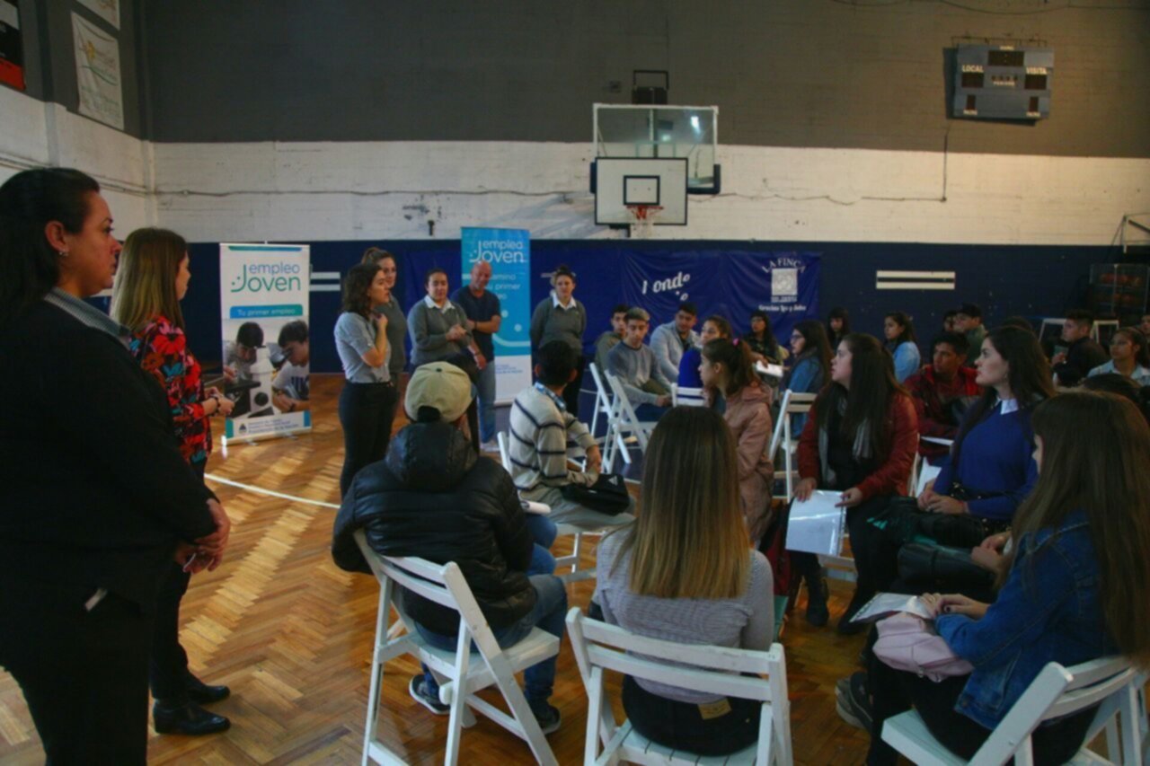 Entrevista de selección para cubrir 80 vacantes laborales