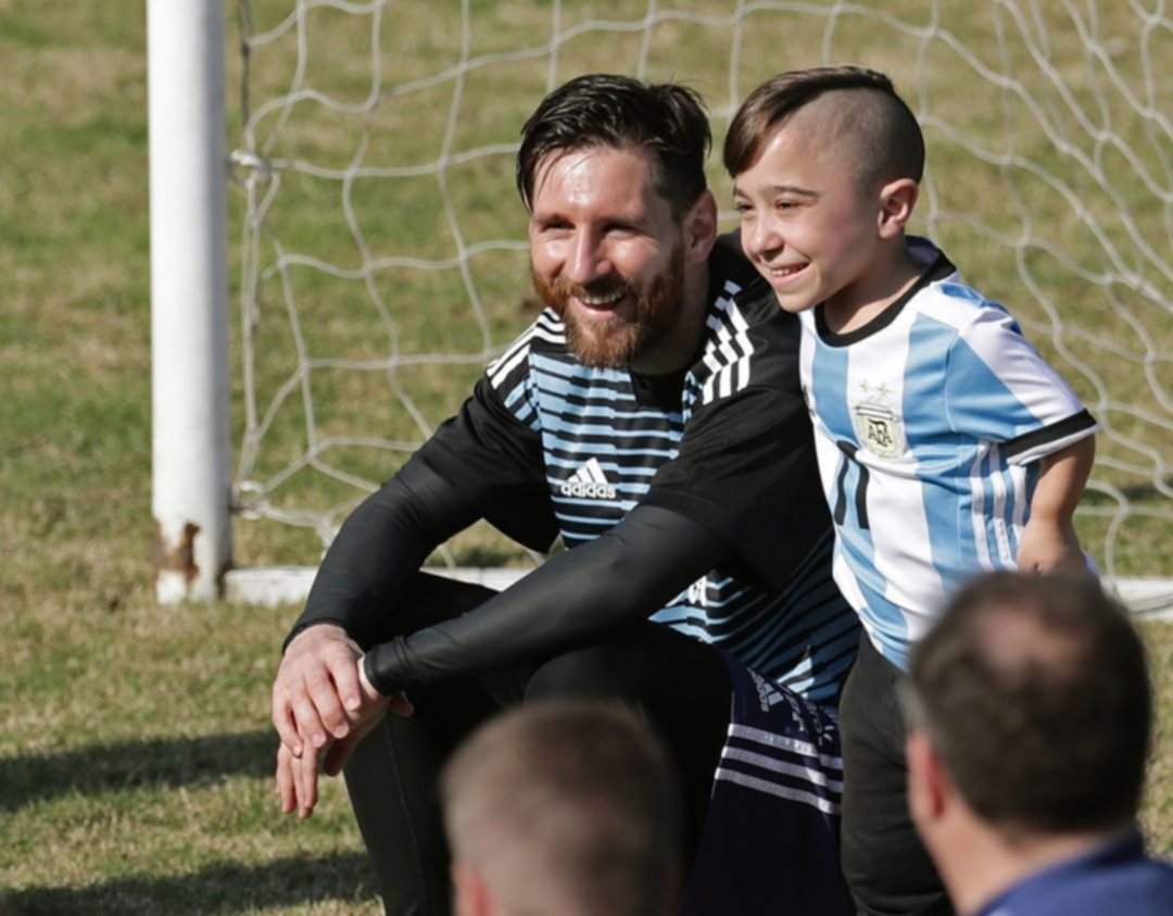 ¡Un gigante! Dieguito ya tiene su álbum de fotos junto a todos los cracks