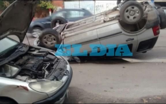 Piden la remoción de un auto que desde la madrugada permanece volcado en 66 y 140