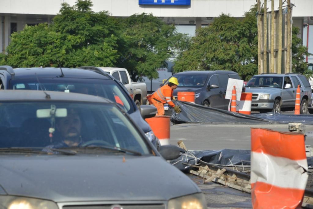 Otra jornada con caos vial en la rotonda de 120 y 32 por las obras de repavimentación