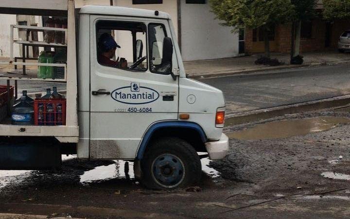 Camión quedó atrapado en un profundo pozo de Los Hornos