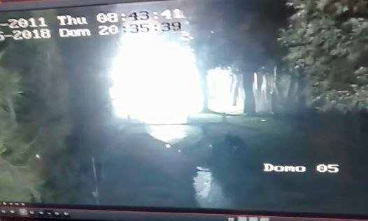 Un video del sistema de monitoreo muestra a una persona entrando al predio