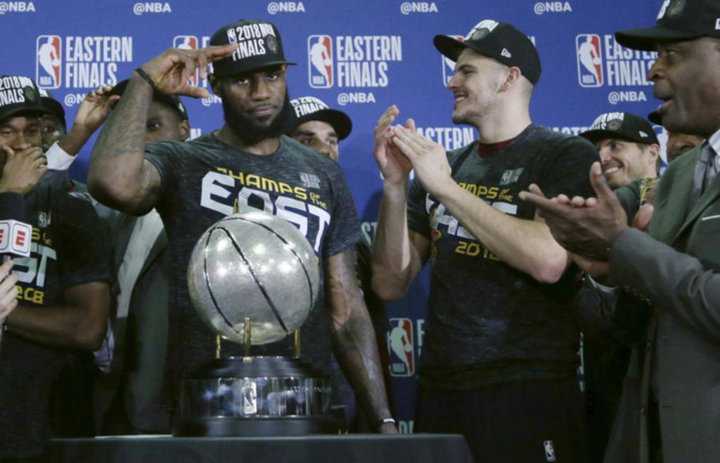 LeBron, el gigante que es leyenda y algunos ponen cerca de Michael Jordan