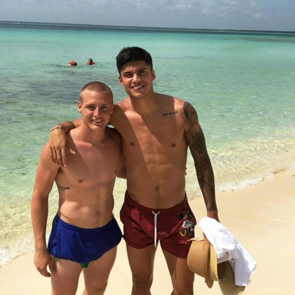 Dos ex Estudiantes se encontraron en el Caribe y posaron para la foto