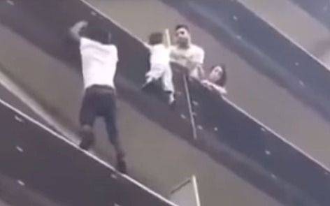 El "Hombre Araña" indocumentado que salvó a un nene en Francia ya tiene la residencia