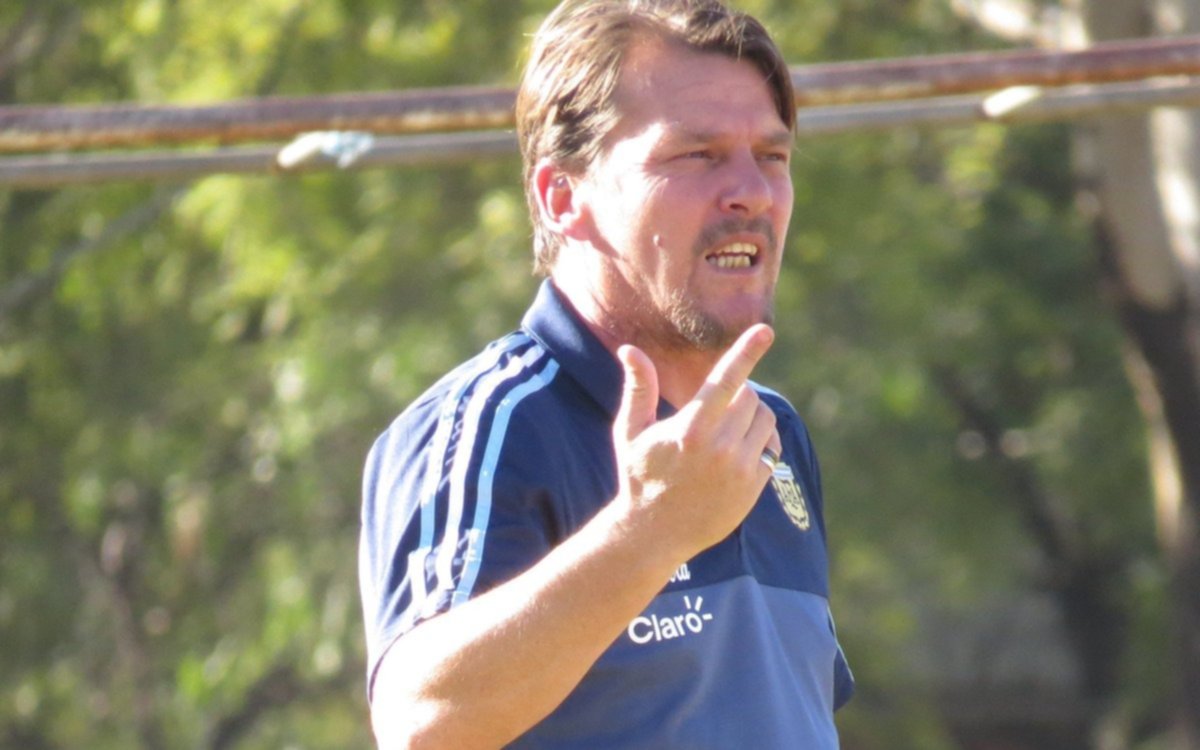El DT del Sub 19 argentino fue internado de urgencia en Bolivia