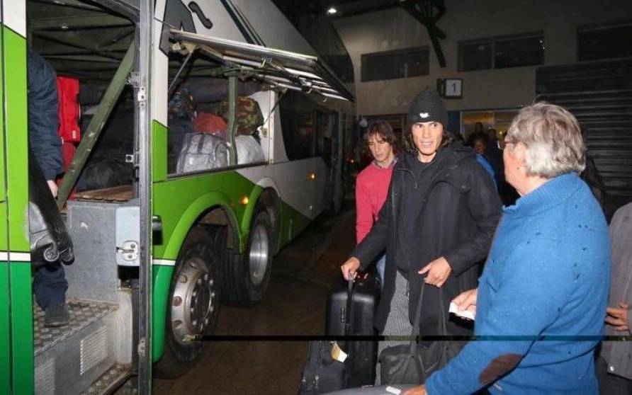 Cavani, nacional y popular: se fue en micro a la concentración de Uruguay