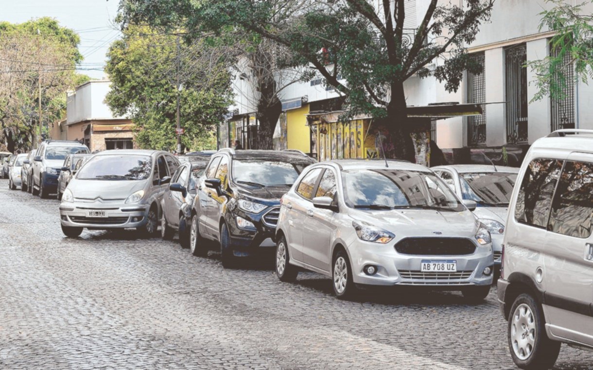 Persiste el problema de la modalidad de estacionar en doble fila