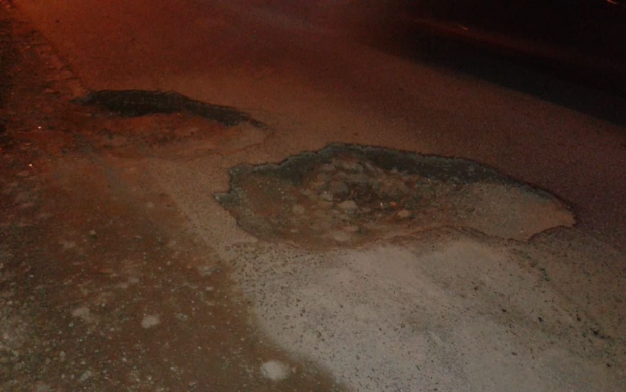 Alertan por el estado y la "oscuridad" del puente de Camino Belgrano