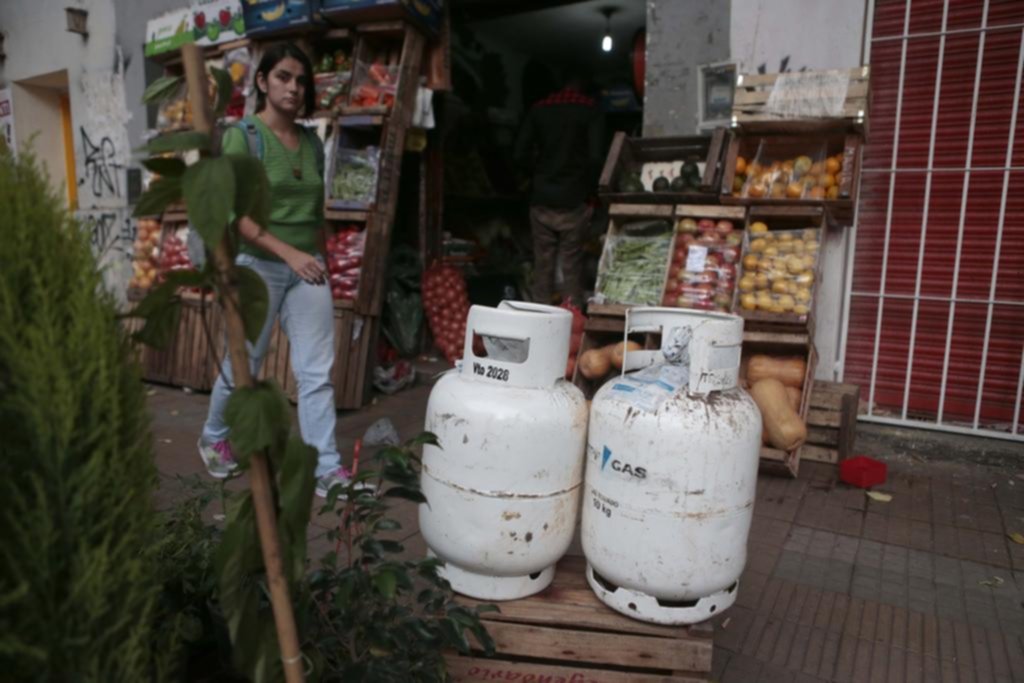 Por temor a las boletas de gas abultadas, hay quienes vuelven a la alternativa de la garrafa