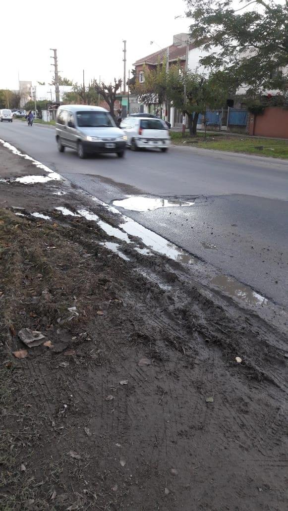 Se rompió el pavimento por una pérdida en 60, 151 y 152