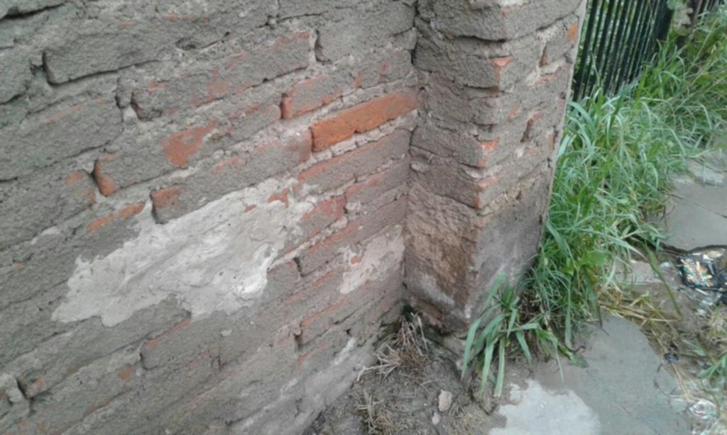 Fastidio vecinal por el agua que se derrocha en 21 y 124