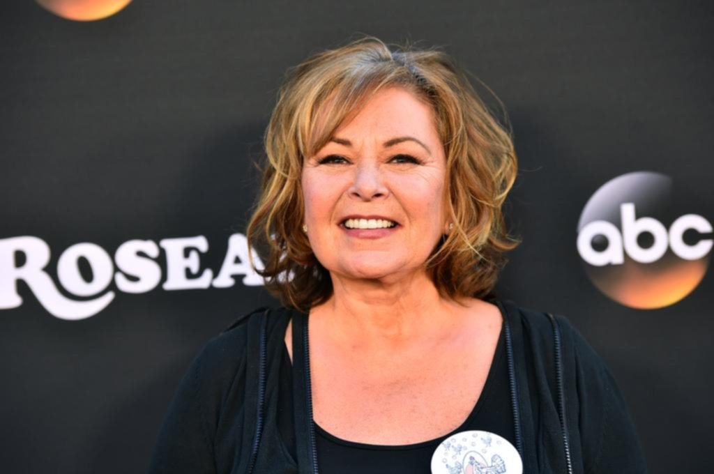 La cadena ABC canceló la serie “Roseanne” por un tuit “aborrecible” de su protagonista
