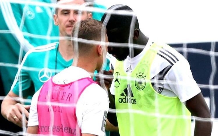 Tensión en práctica de Alemania: dos jugadores casi terminan a las piñas