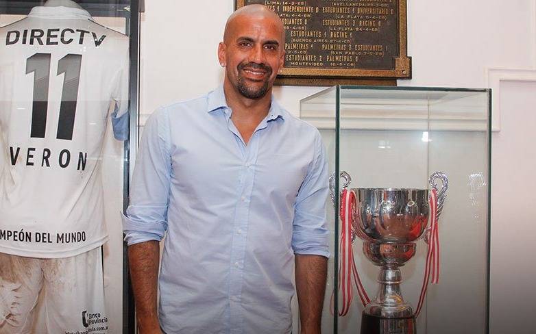 Verón viajó a Kuwait junto a otras estrellas del fútbol y busca inversionistas