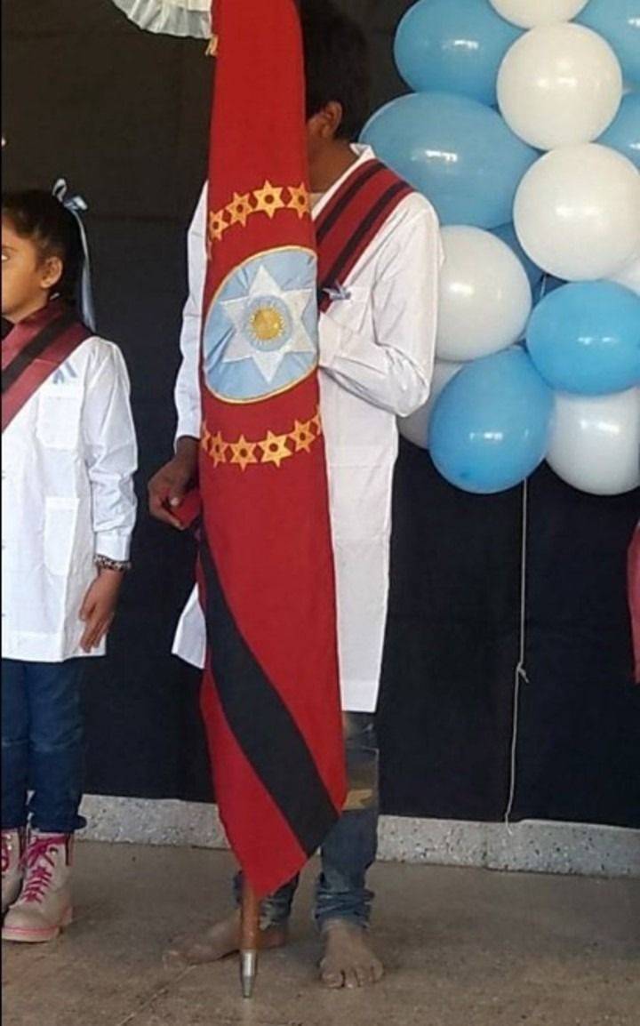 Salta: dolor por un nene que recibió la bandera descalzo